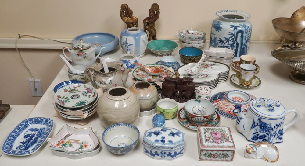 COLLECTION OF SOUTHEAST ASIAN PORCELAIN 2e690d