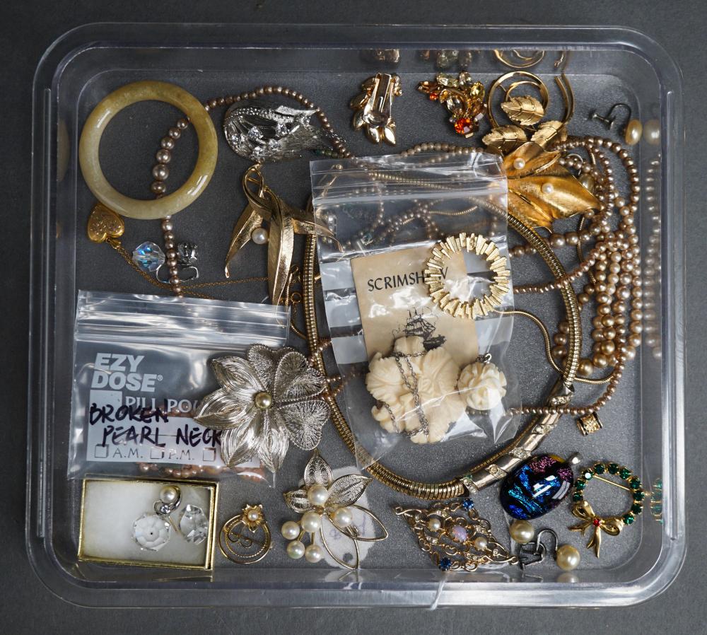 COLLECTION OF COSTUME JEWELRY INCLUDING