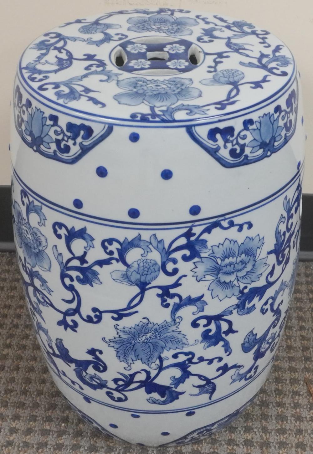 CHINESE BLUE AND WHITE PORCELAIN 2e6b4f