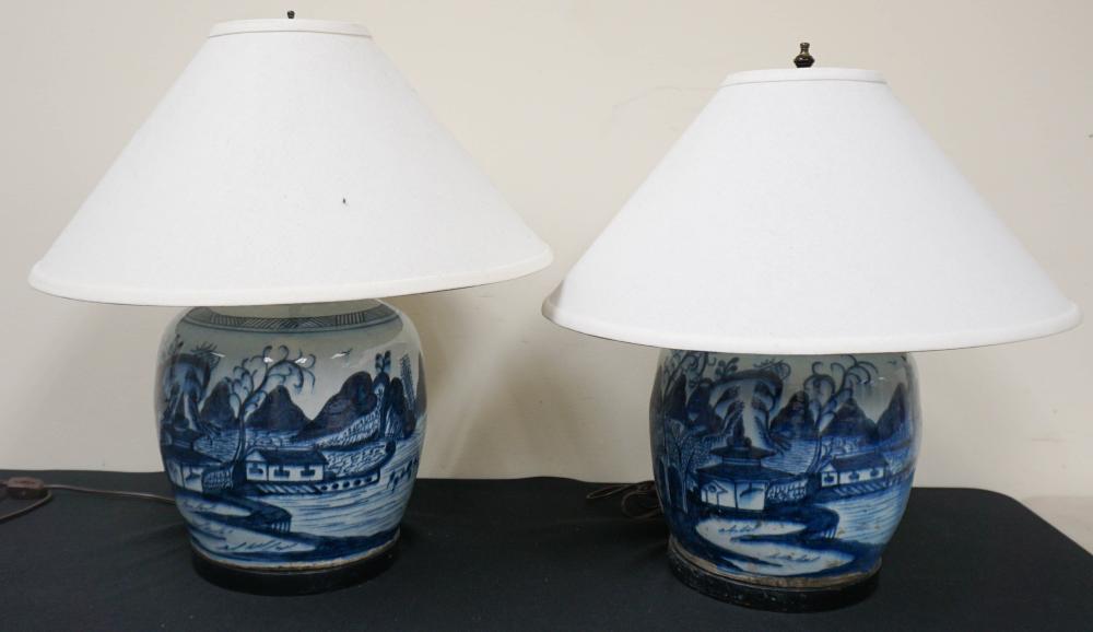 PAIR CHINESE BLUE AND WHITE PORCELAIN 2e6bbc