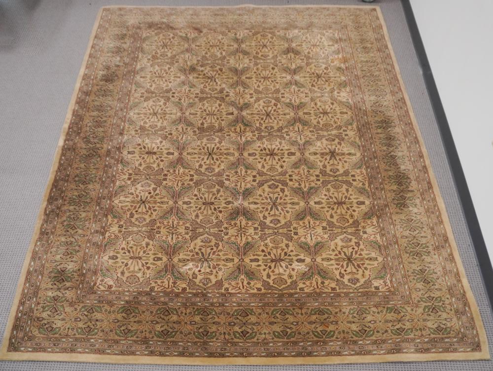 MACHINE MADE RUG, 13 FT 7 IN X