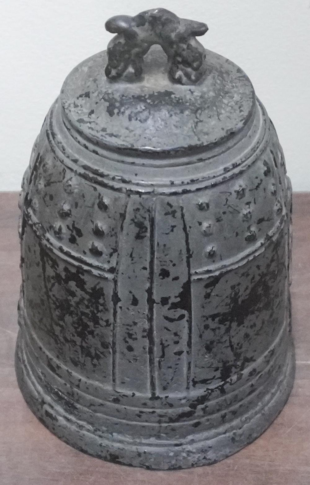 CHINESE PATINATED BRONZE BELL  2e6cb0