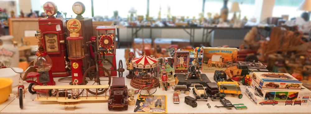 COLLECTION OF TOYS AND MODELS AND