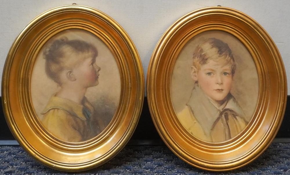 PAIR OF GILT PAINTED OVAL FRAMES 2e703c