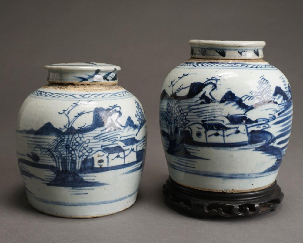 TWO CHINESE BLUE AND WHITE PORCELAIN 2e70a5