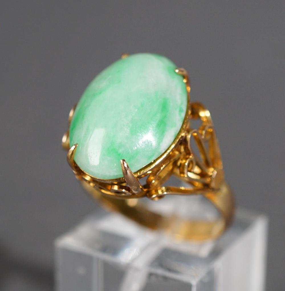 14 KARAT YELLOW GOLD AND JADE RING 2e70f8