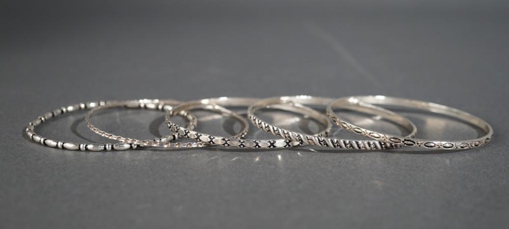 GROUP OF FIVE STERLING SILVER BANGLE 2e713c