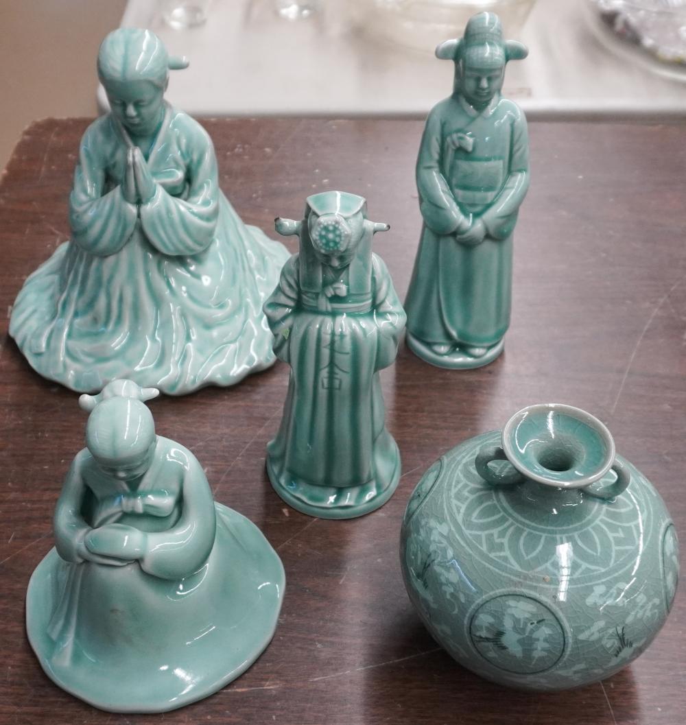 GROUP OF CHINESE CELADON PORCELAIN 2e7203