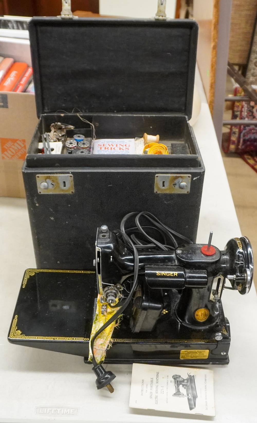 SINGER PORTABLE SEWING MACHINE