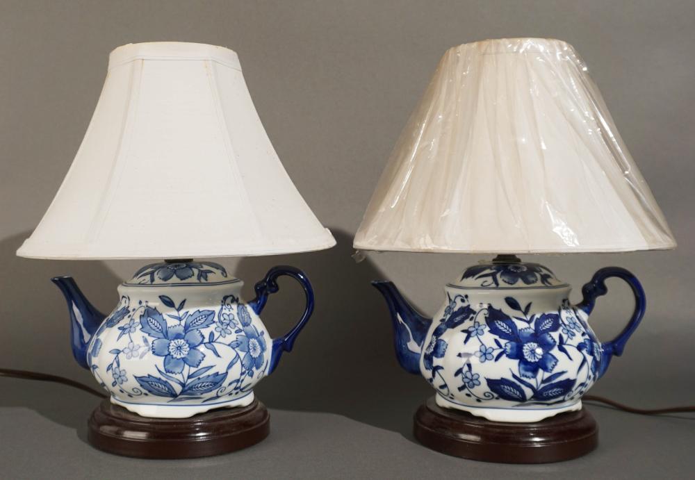 PAIR CHINESE BLUE AND WHITE PORCELAIN 2e729a