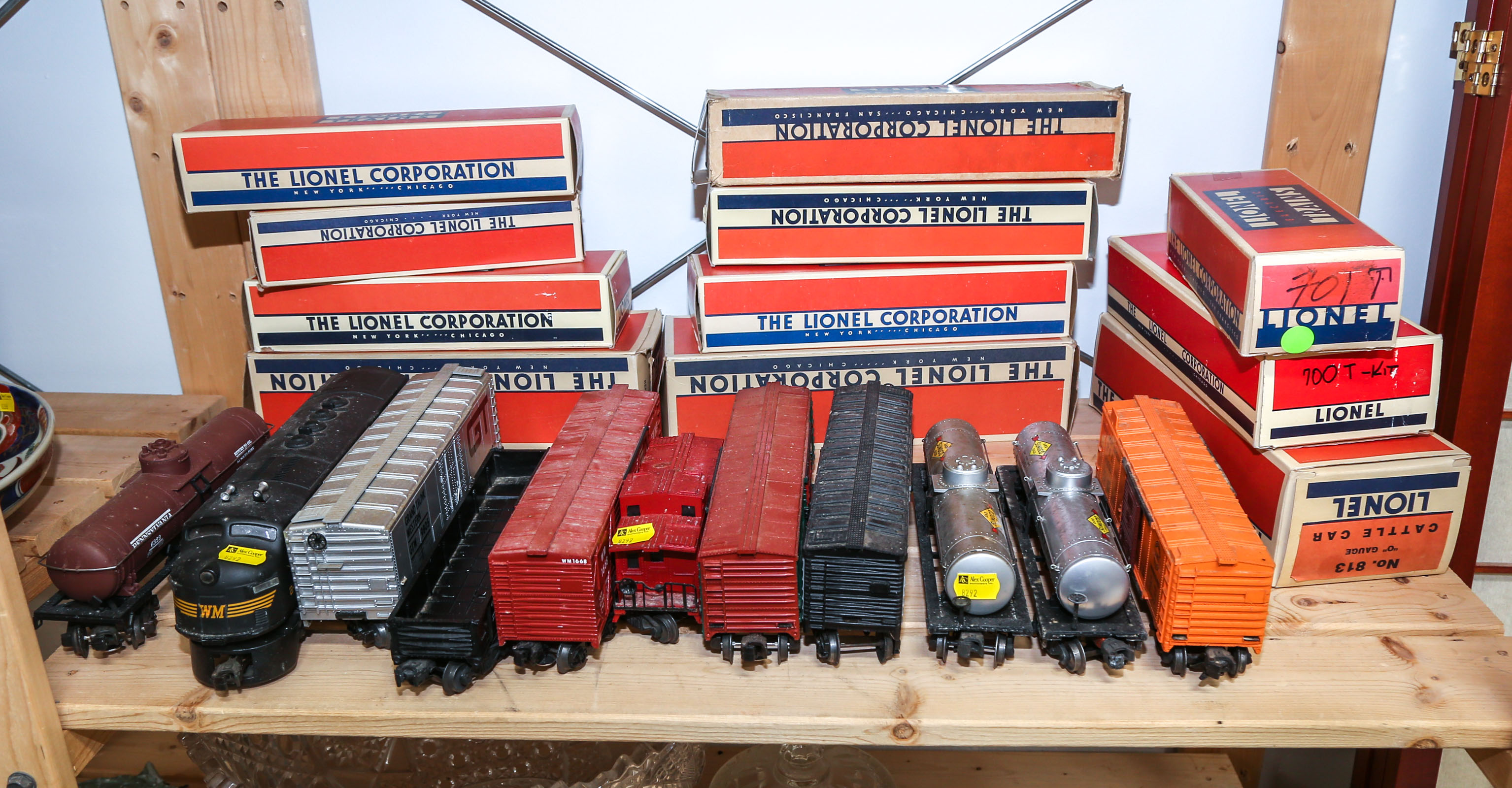 ELEVEN LIONEL O GAUGE TRAIN CARS With