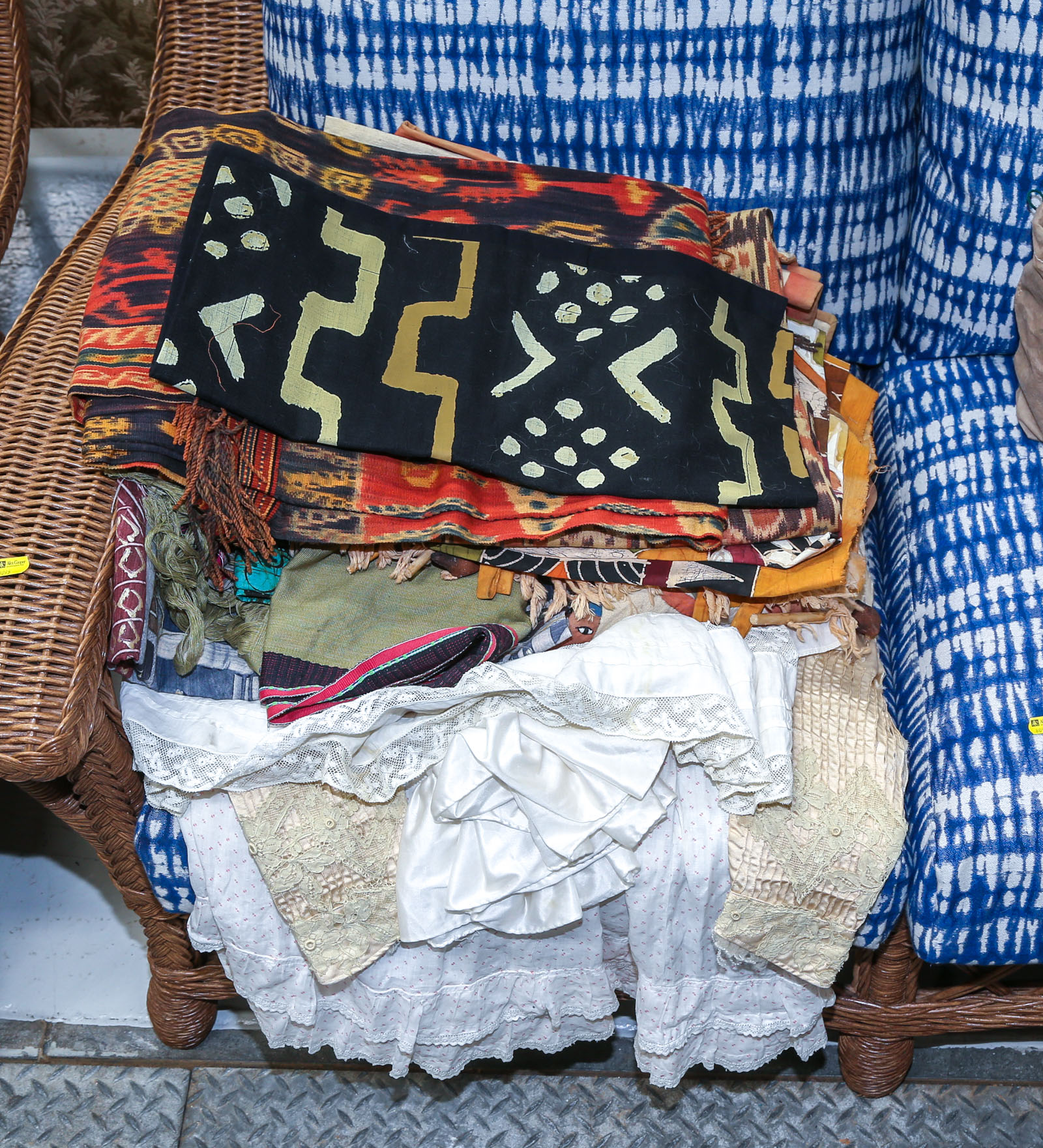 GROUPING OF ANTIQUE CHILD'S CLOTHES