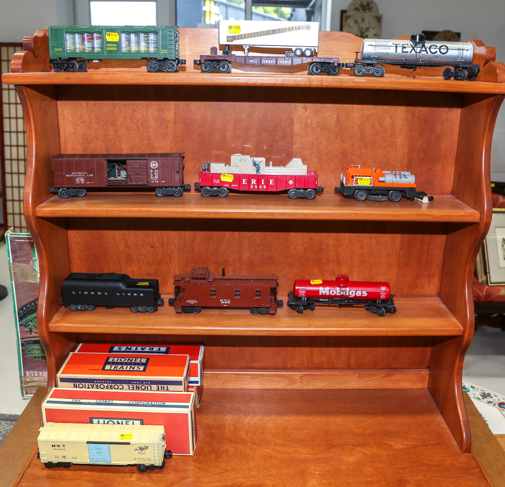 10 LIONEL TRAIN CARS With five