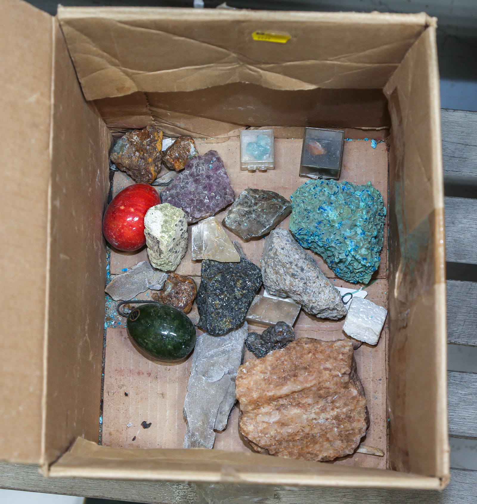 BOX OF ASSORTED MINERAL SAMPLES 2e9d82