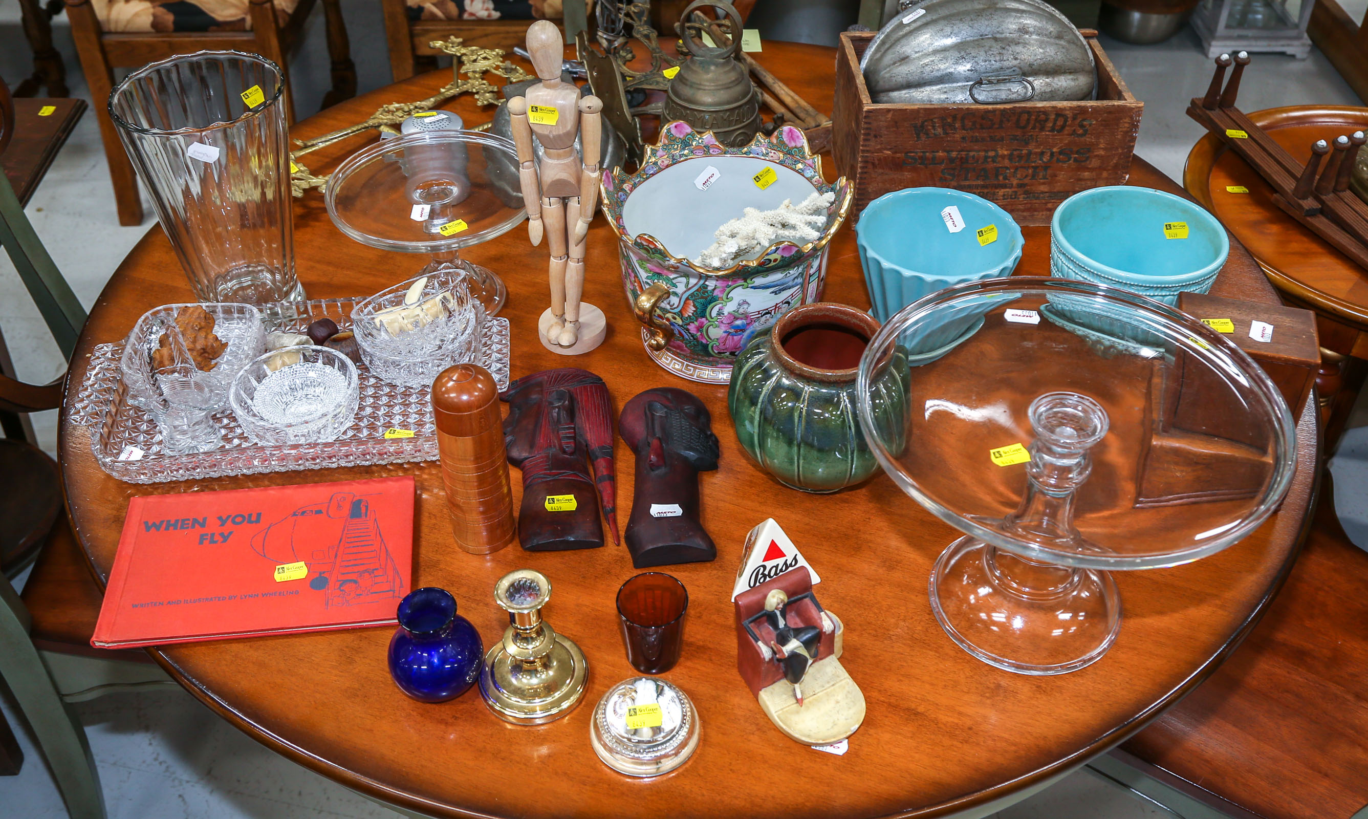 ASSORTMENT OF DECORATIONS & CURIOS