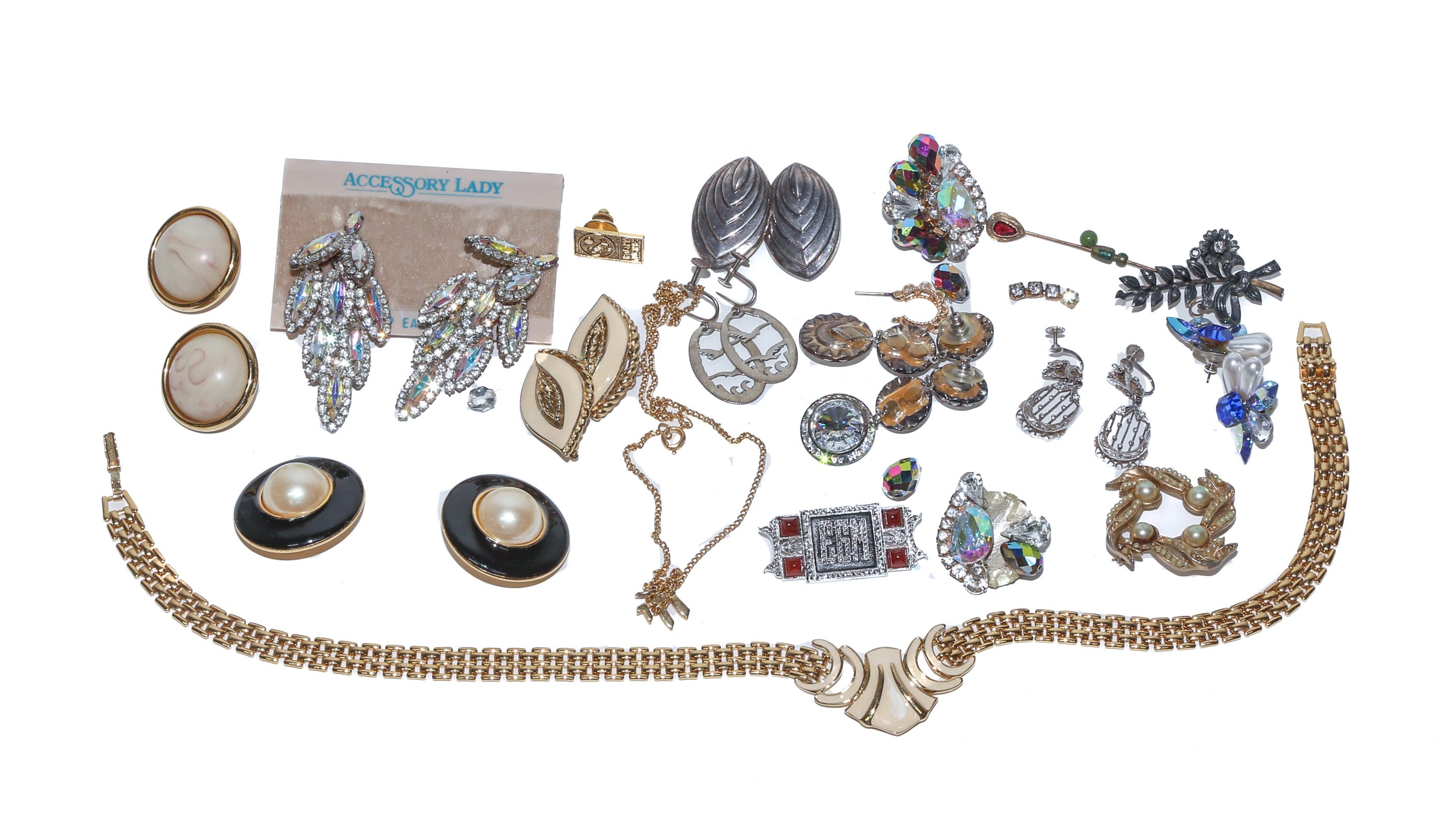 A COLLECTION OF FASHION JEWELRY