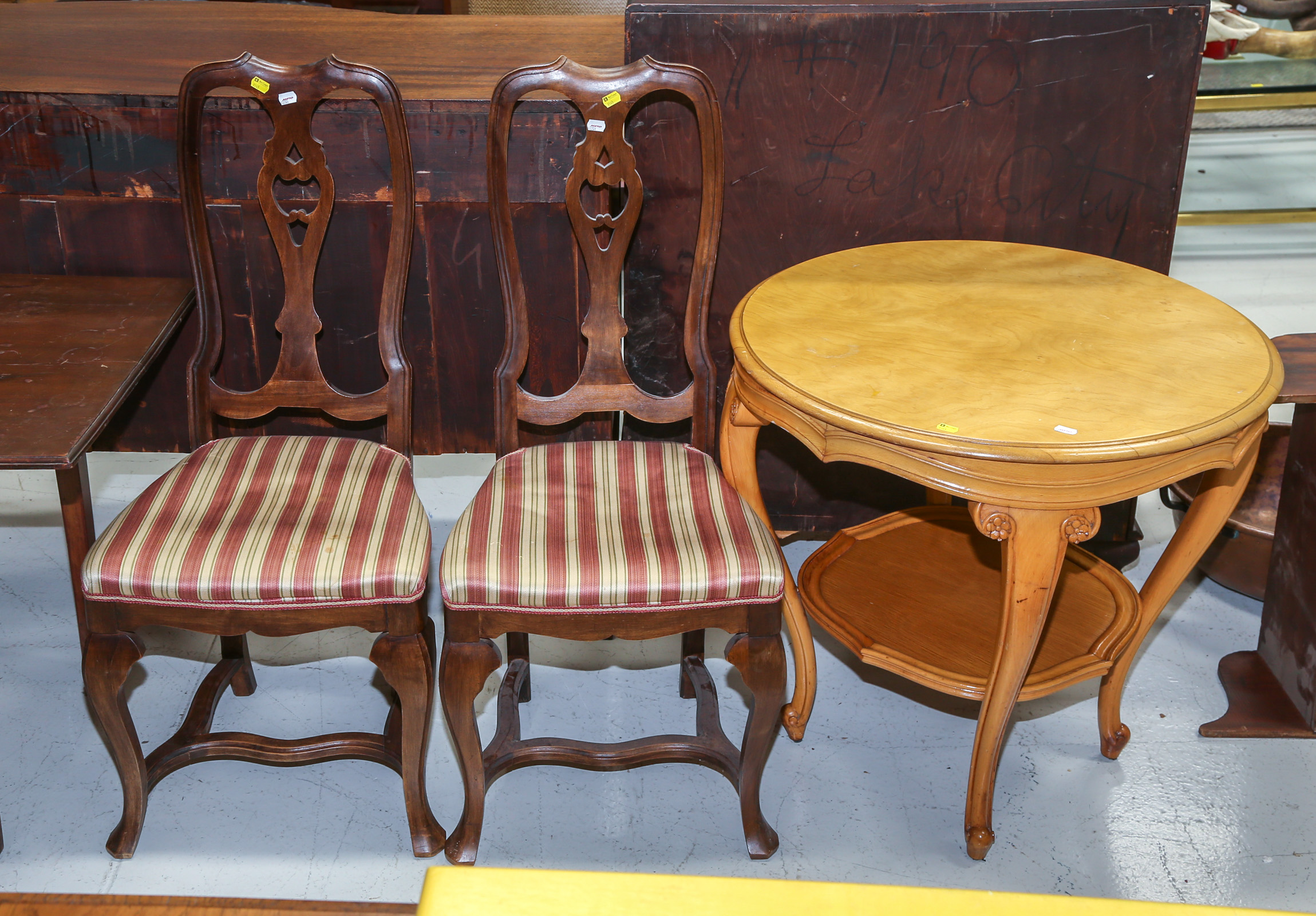 A PAIR OF SIDE CHAIRS & A BLONDE WOOD