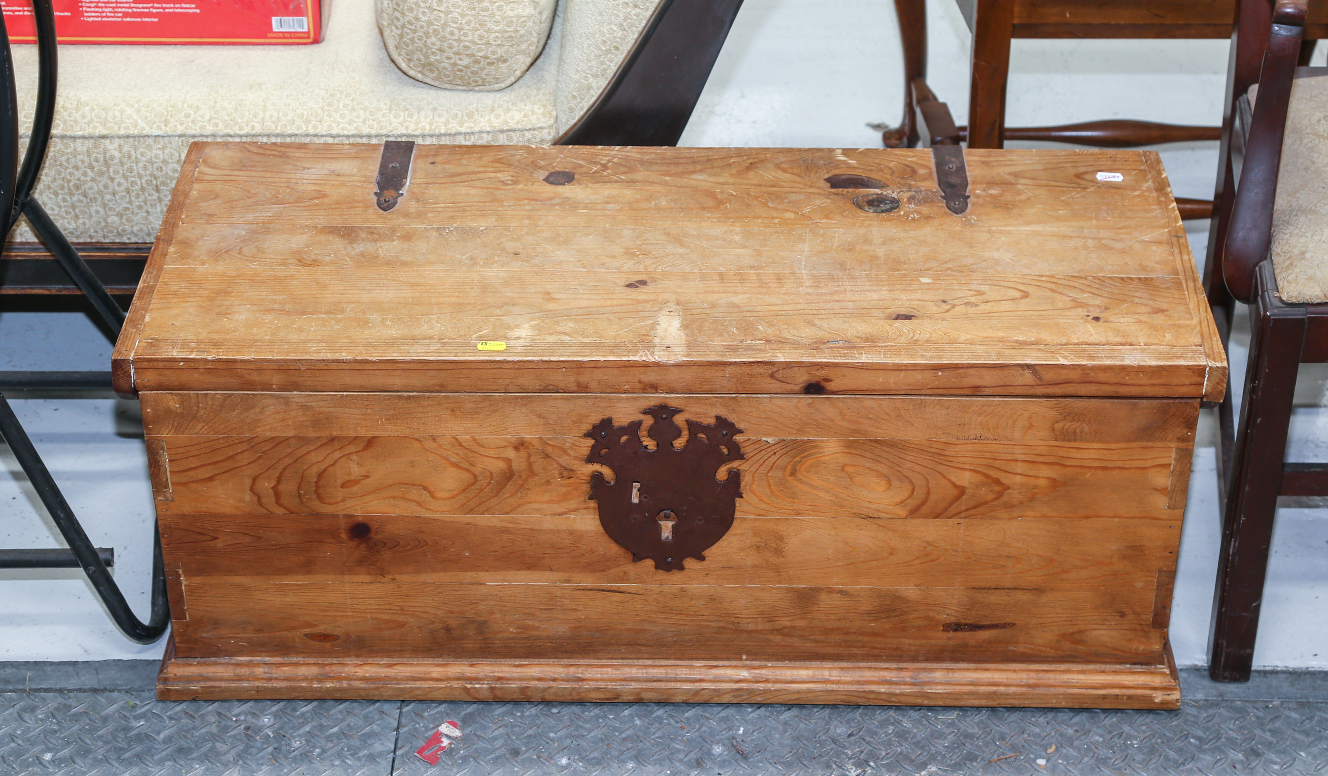 COLONIAL STYLE PINE BLANKET CHEST