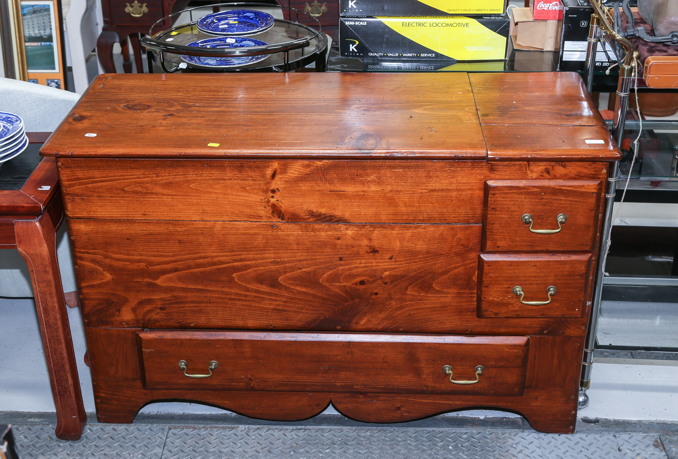 COLONIAL STYLE PINE BLANKET CHEST
