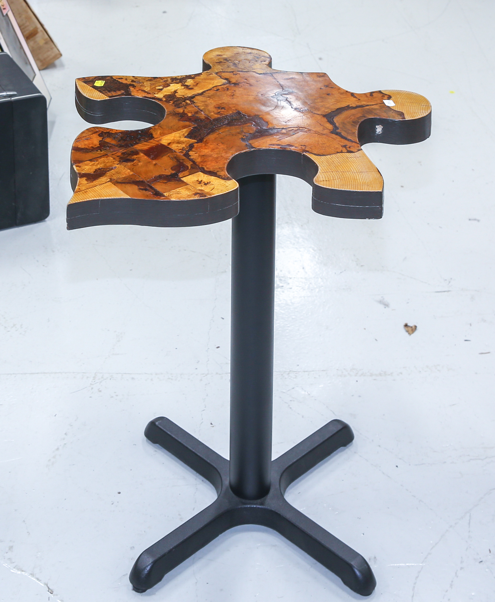 CAFE TABLE WITH JIGSAW PUZZLE PIECE 2ea277