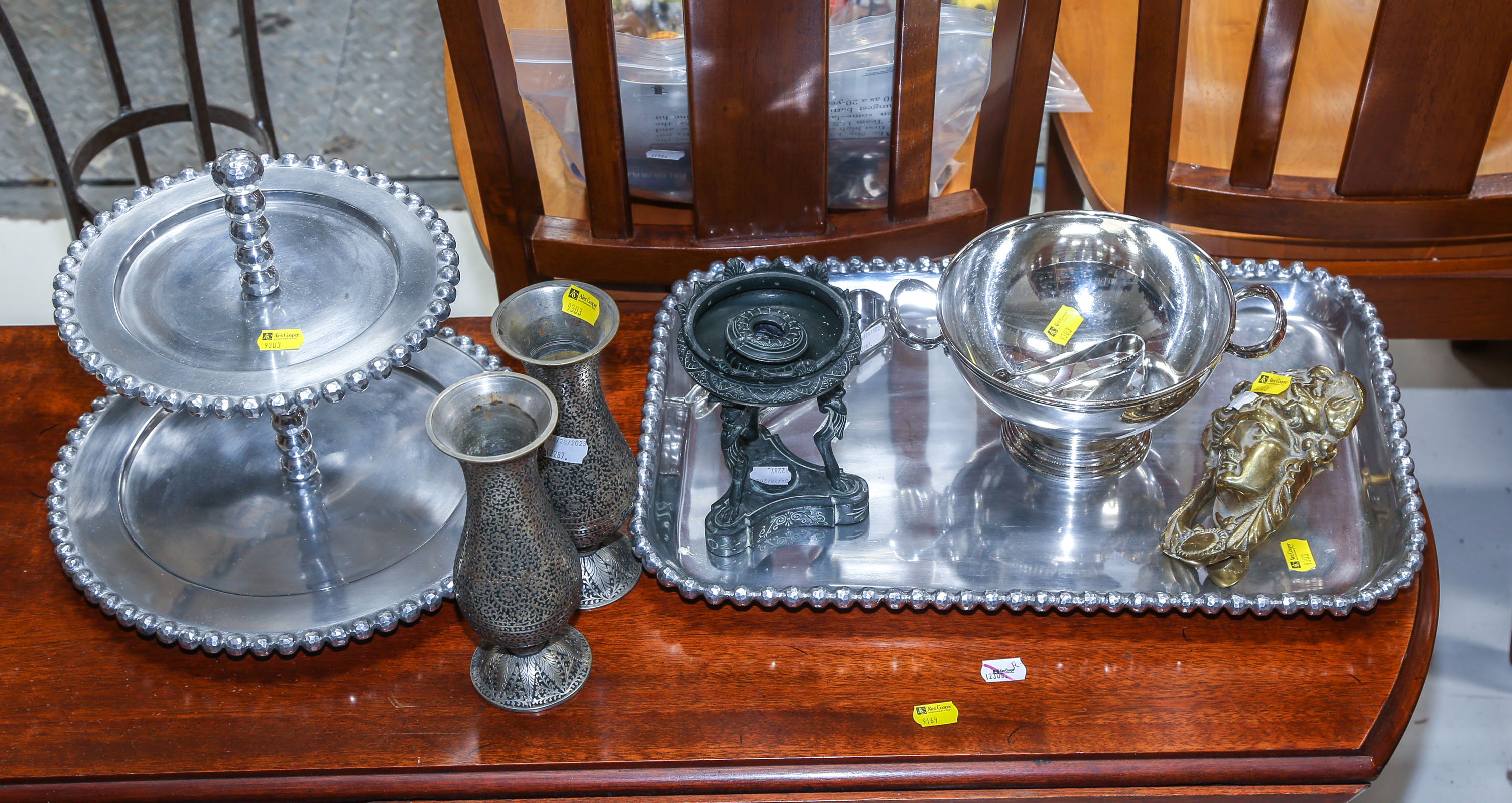 ASSORTMENT OF DECORATIVE METALWARE 2ea2df