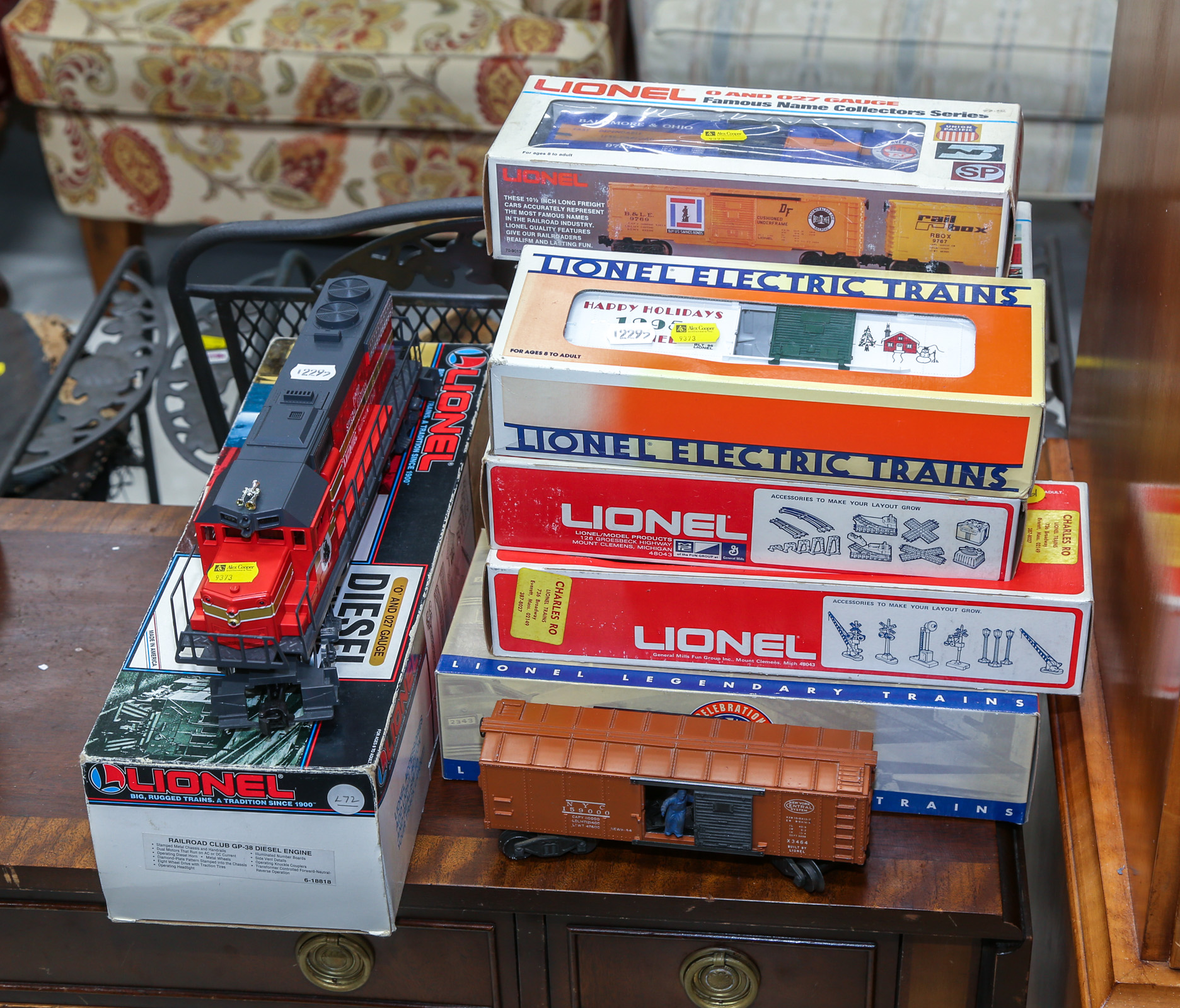 10 LIONEL TRAIN CARS With Lionel