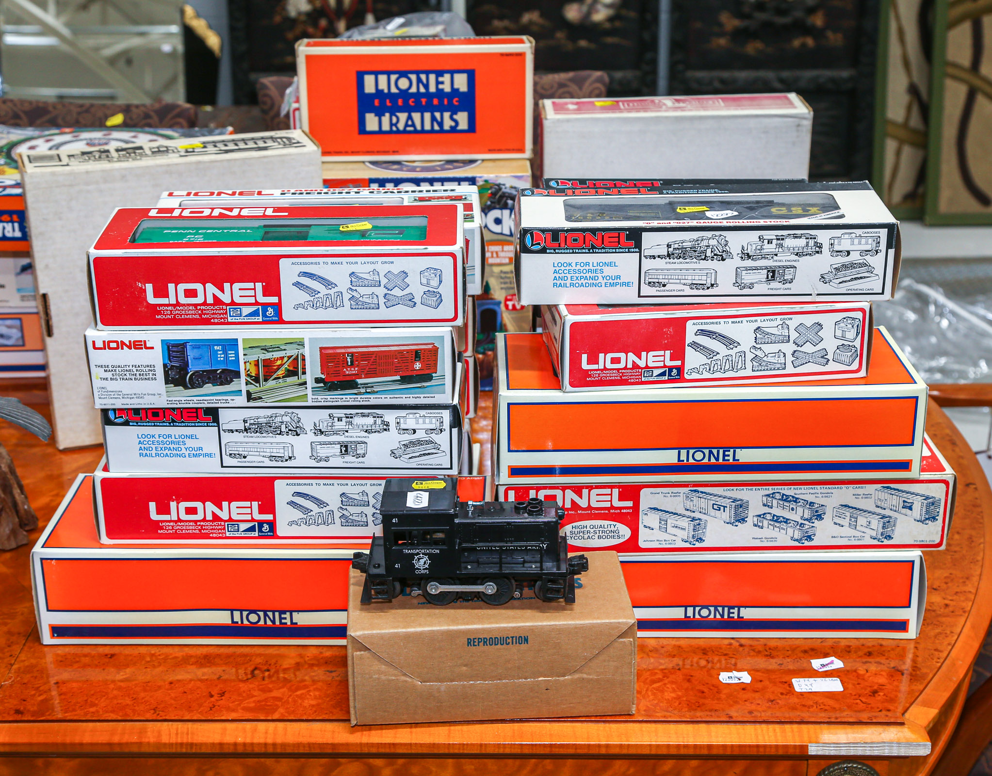 20 LIONEL TRAIN CARS WITH A STATION 2ea34b