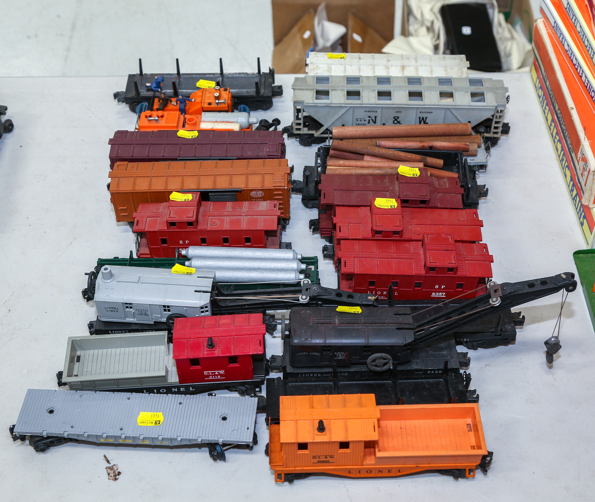 GROUP OF LIONEL TRAIN CARS .