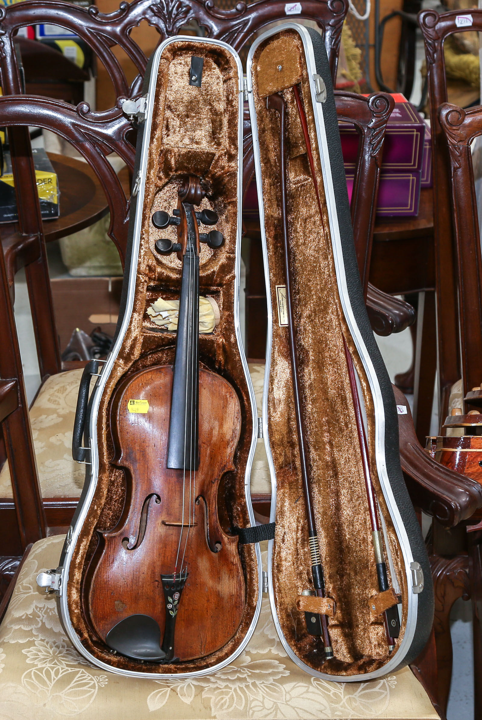AMATUS STYLE VIOLIN WITH CASE .