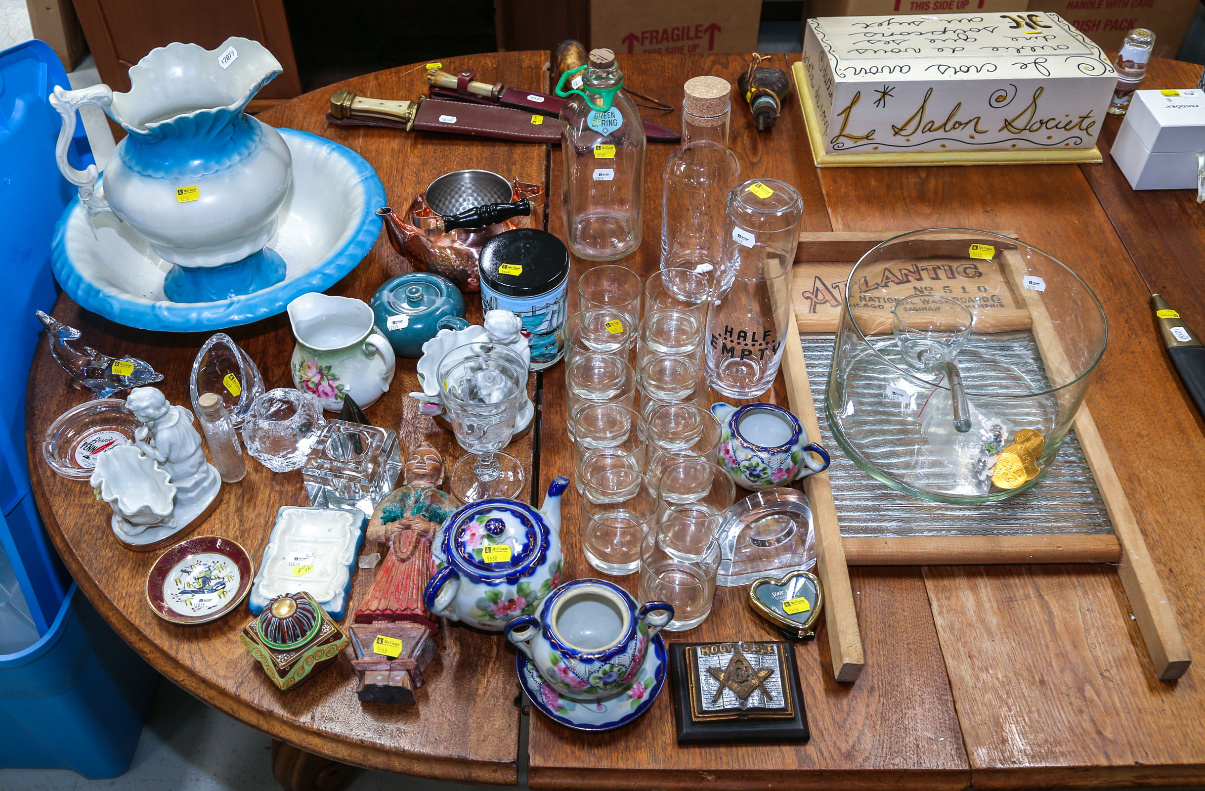 ASSORTED GLASSWARE & COLLECTIBLES .