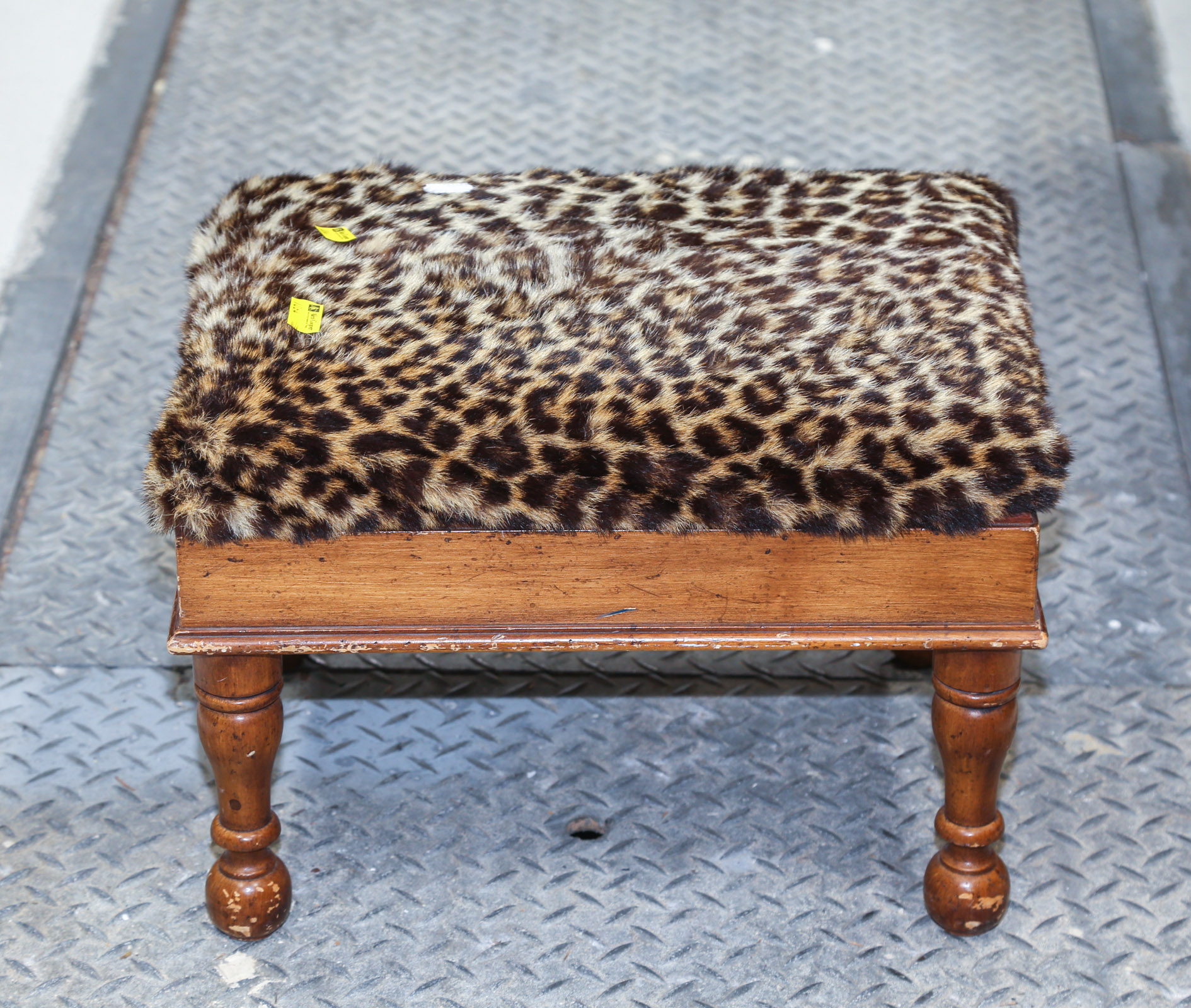 FOOTSTOOL WITH FUR UPHOLSTERY 11 2ea498