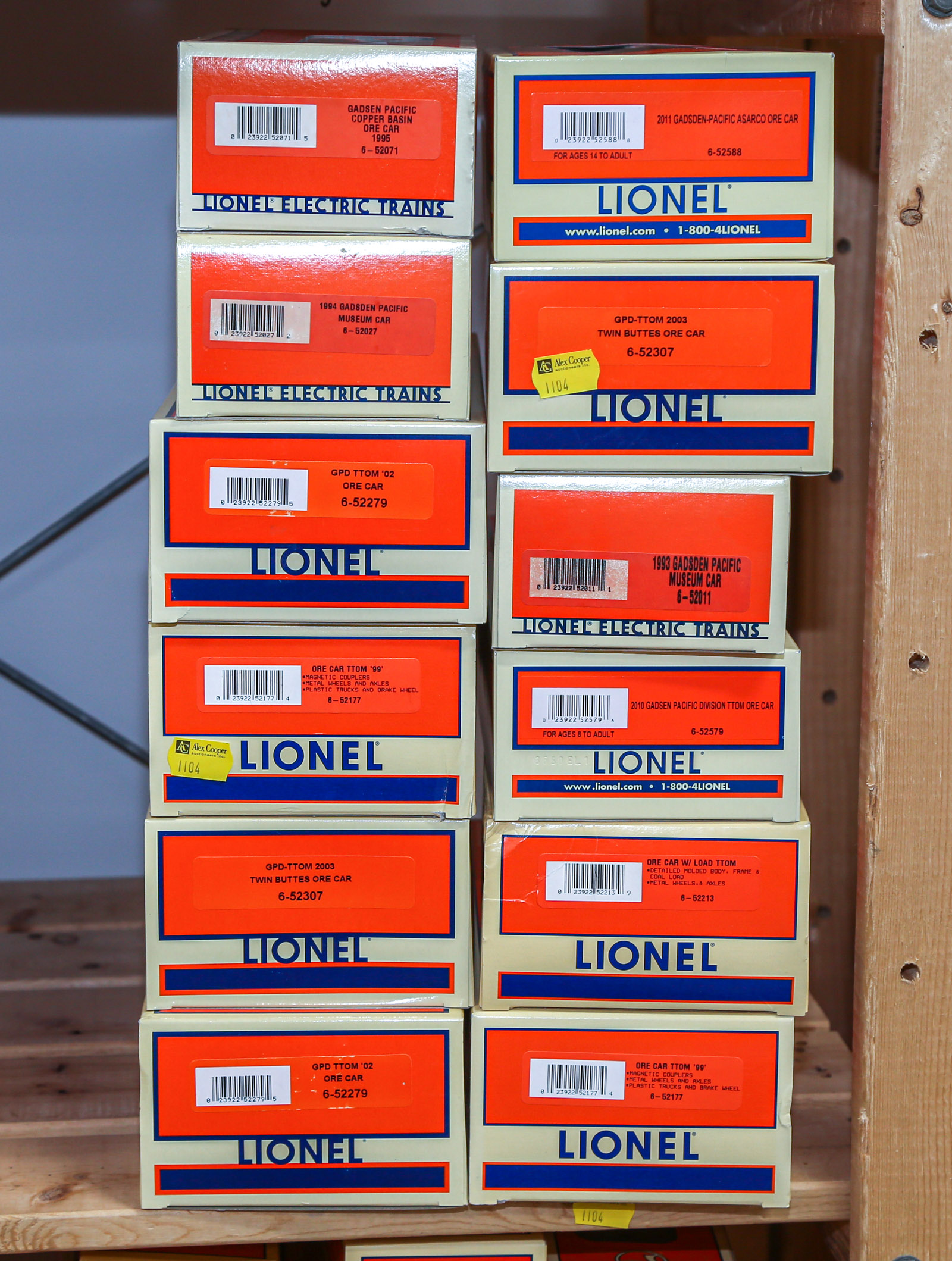 12 LIONEL "O" GAUGE TRAIN CARS