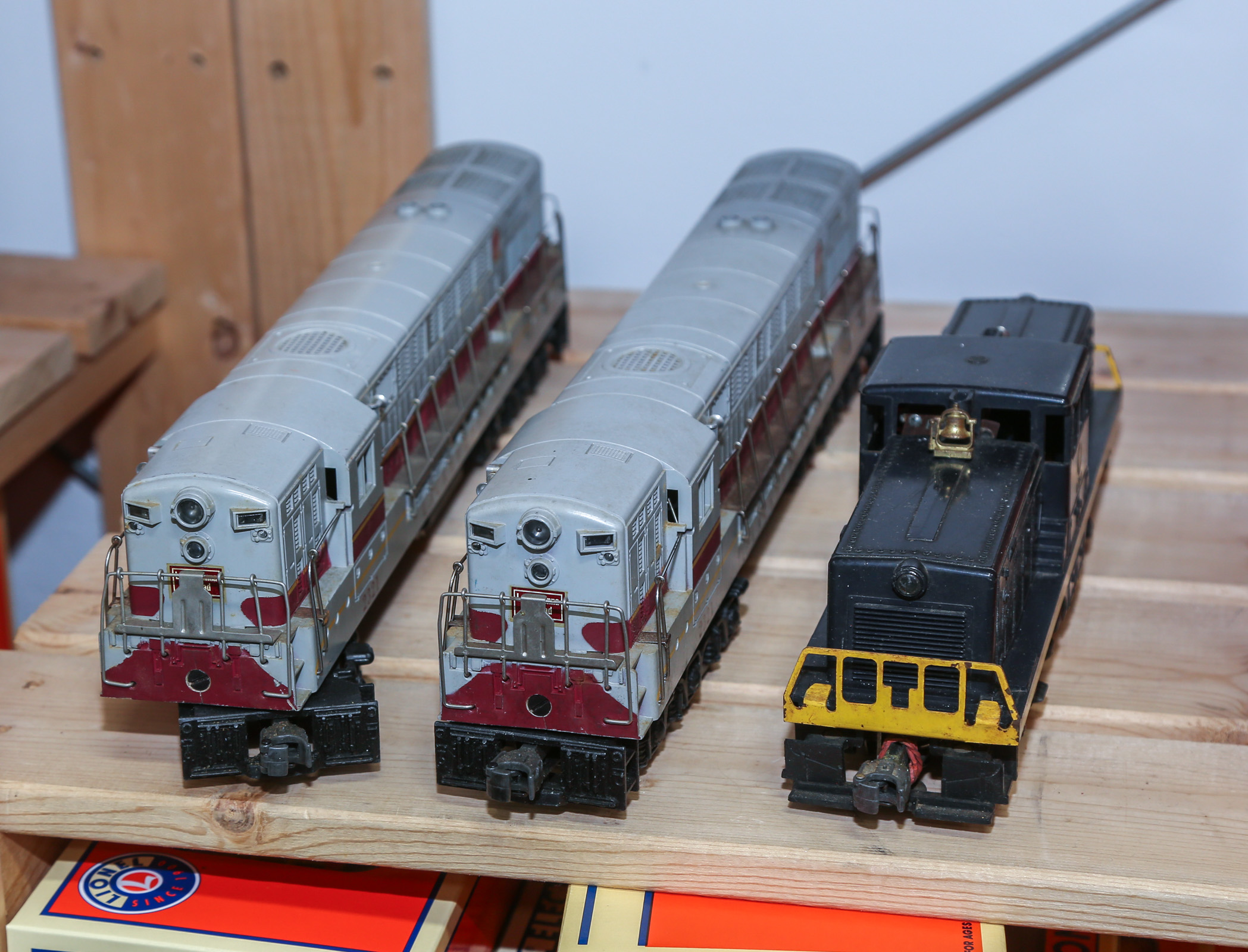 THREE LIONEL O GAUGE LOCOMOTIVES 2ea4c4