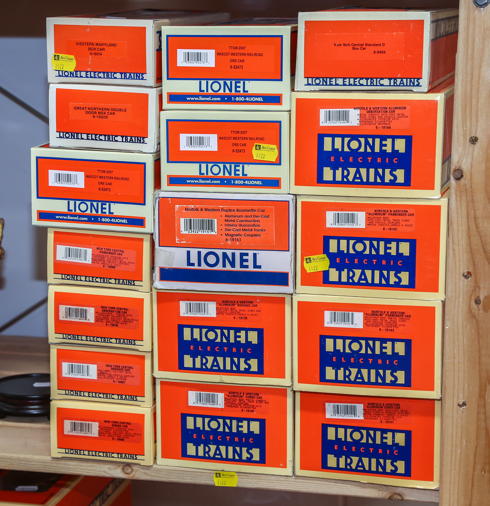 17 LIONEL "O" GAUGE TRAIN CARS