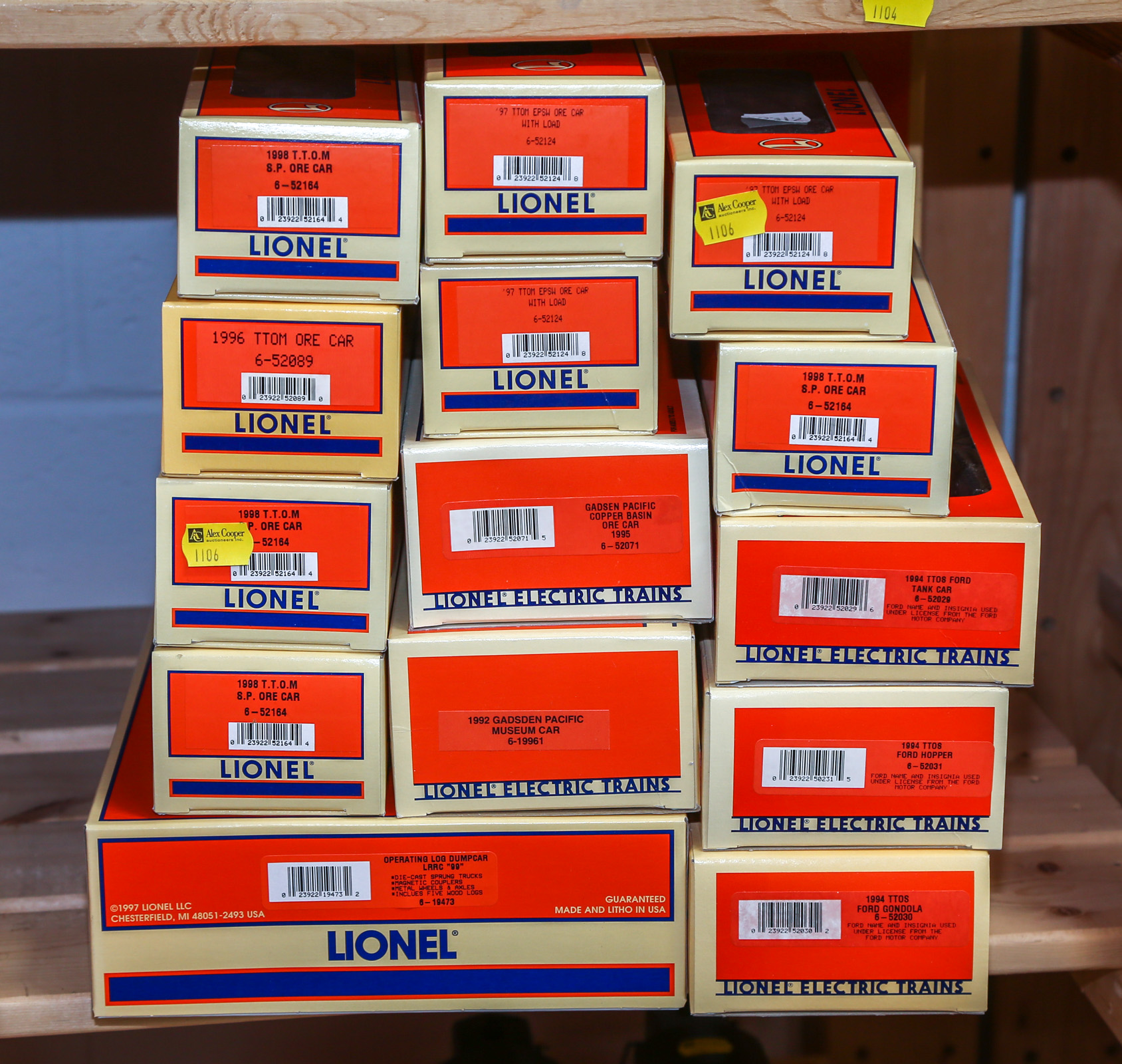 14 LIONEL "O" GAUGE TRAIN CARS