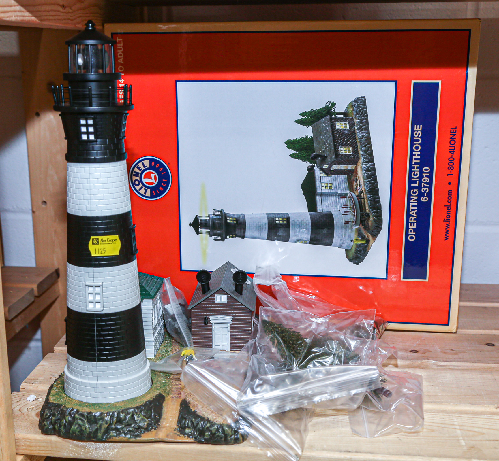 LIONEL OPERATING LIGHT HOUSE As new,