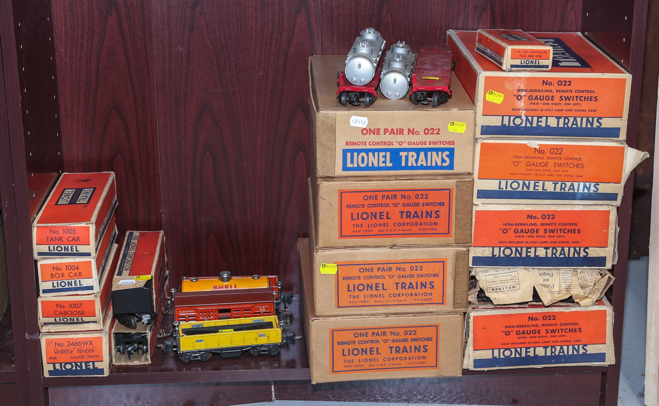 LARGE GROUP OF LIONEL TRAIN CARS