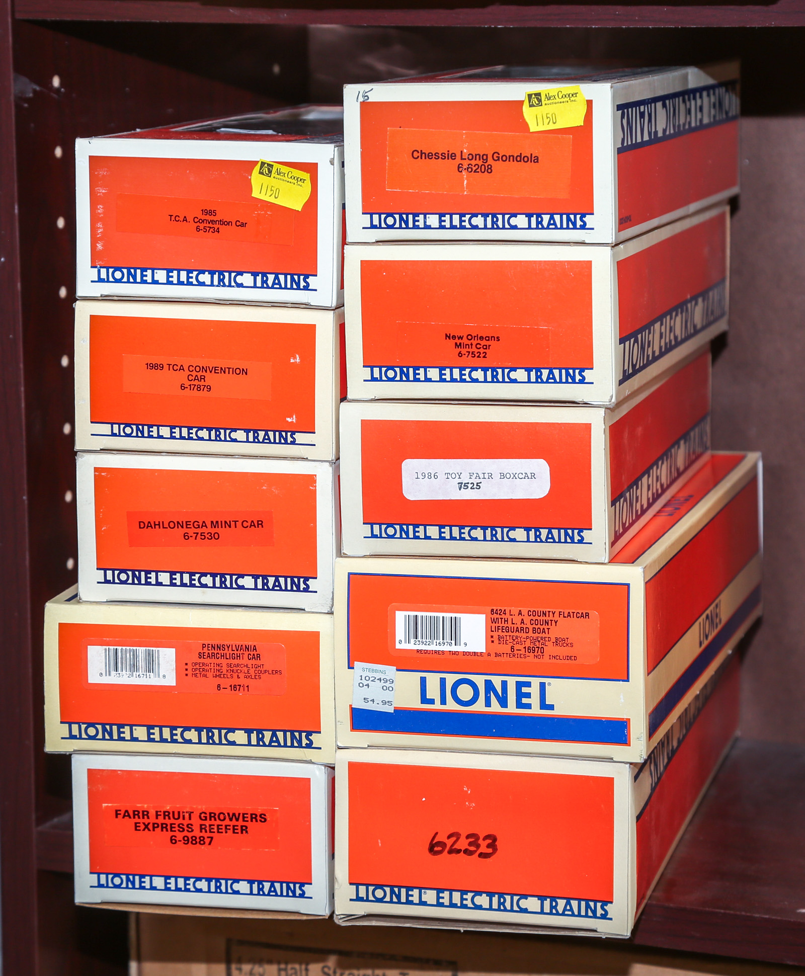 10 LIONEL TRAIN CARS Possibly all new