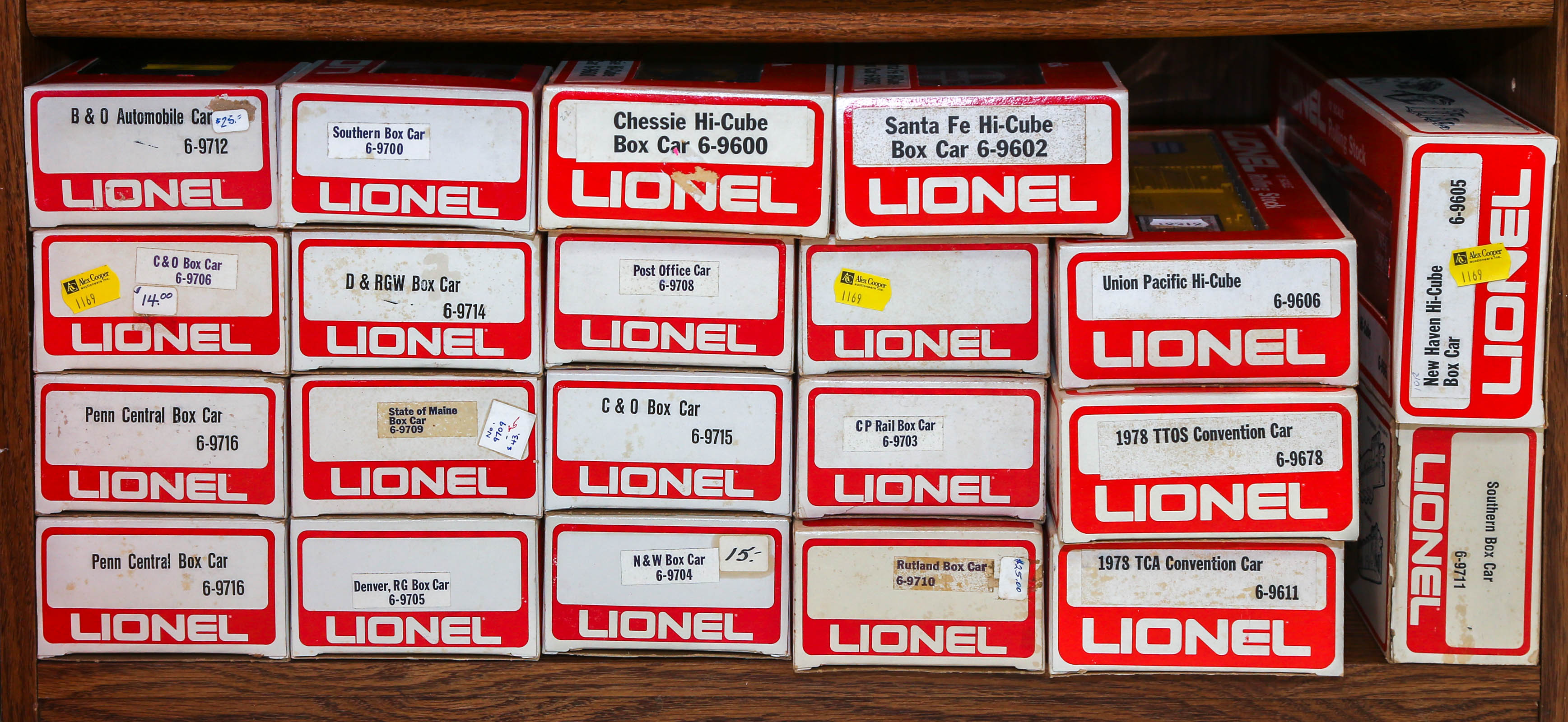 21 LIONEL "O" GAUGE TRAIN CARS