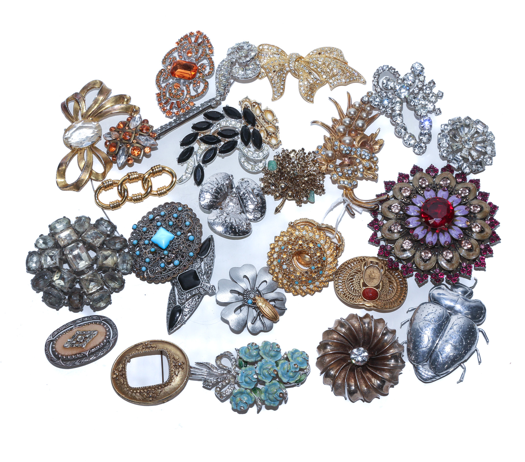 A LARGE SELECTION OF PINS & BROOCHES