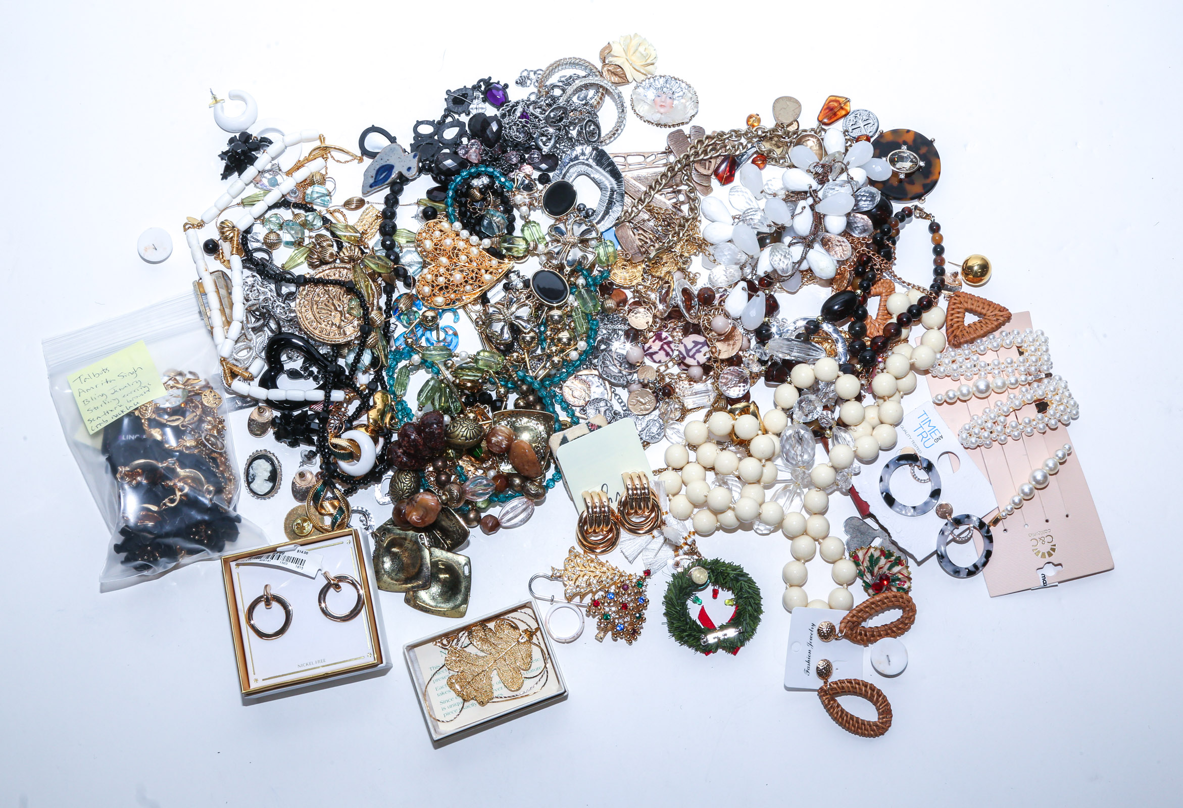 A LARGE COLLECTION OF FASHION JEWELRY