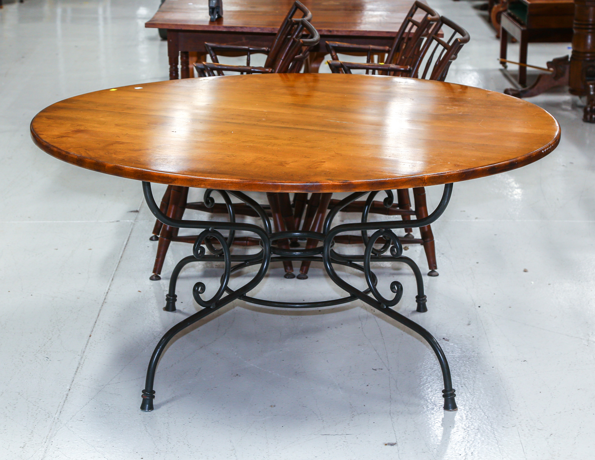 CONTEMPORARY STYLE ROUND TABLE