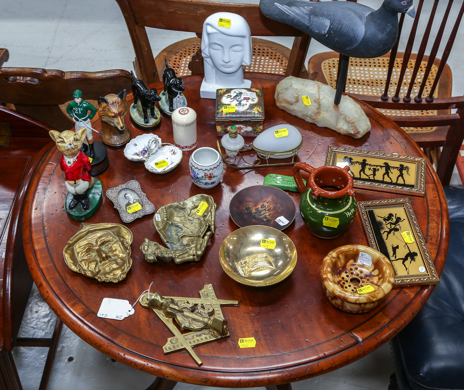 SELECTION OF COLLECTIBLES & DECORATIONS