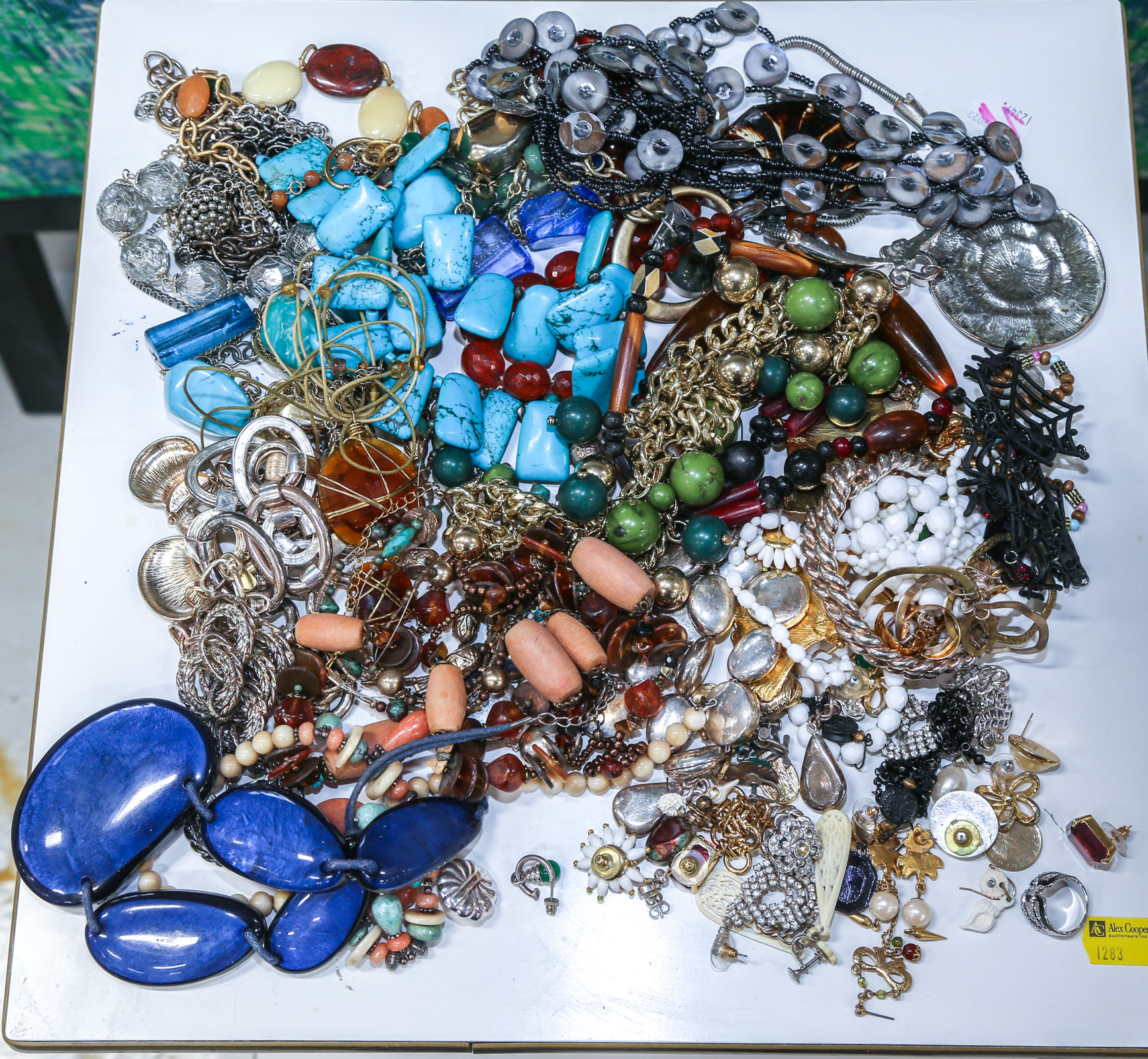 A GROUP OF COSTUME JEWELRY INCLUDING 2ea627
