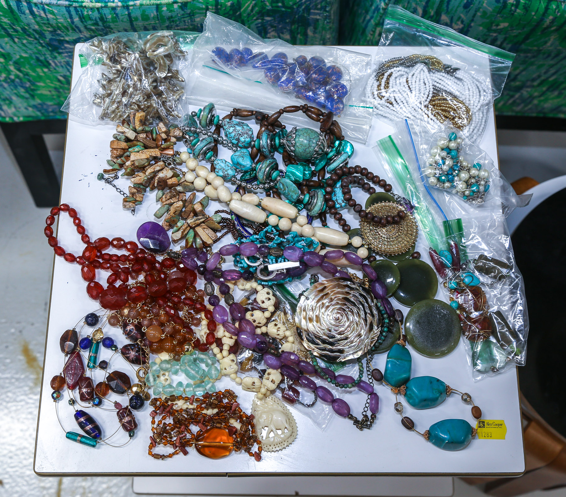 A LARGE QUANTITY OF BEAD & STONE NECKLACES