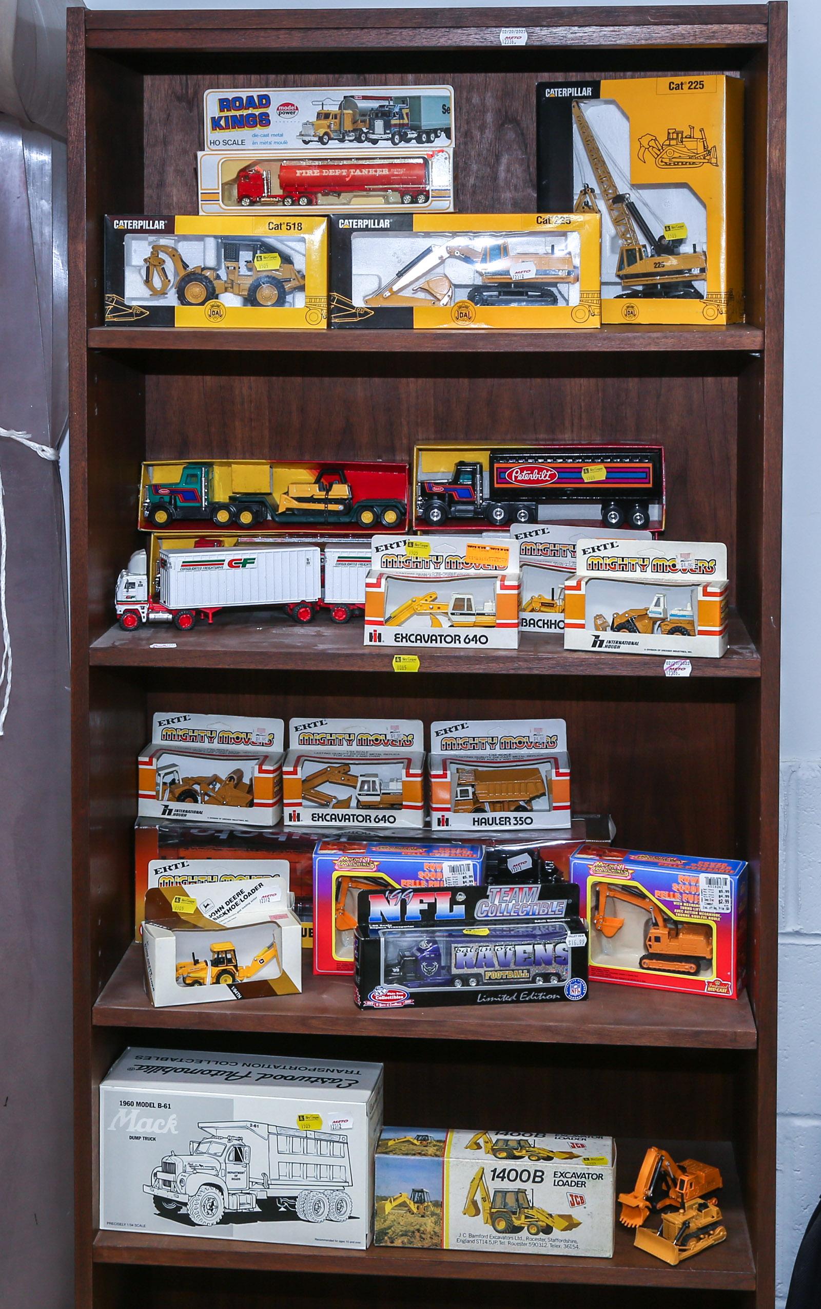 FIVE SHELVES OF DIE CAST CONSTRUCTION 2ea638