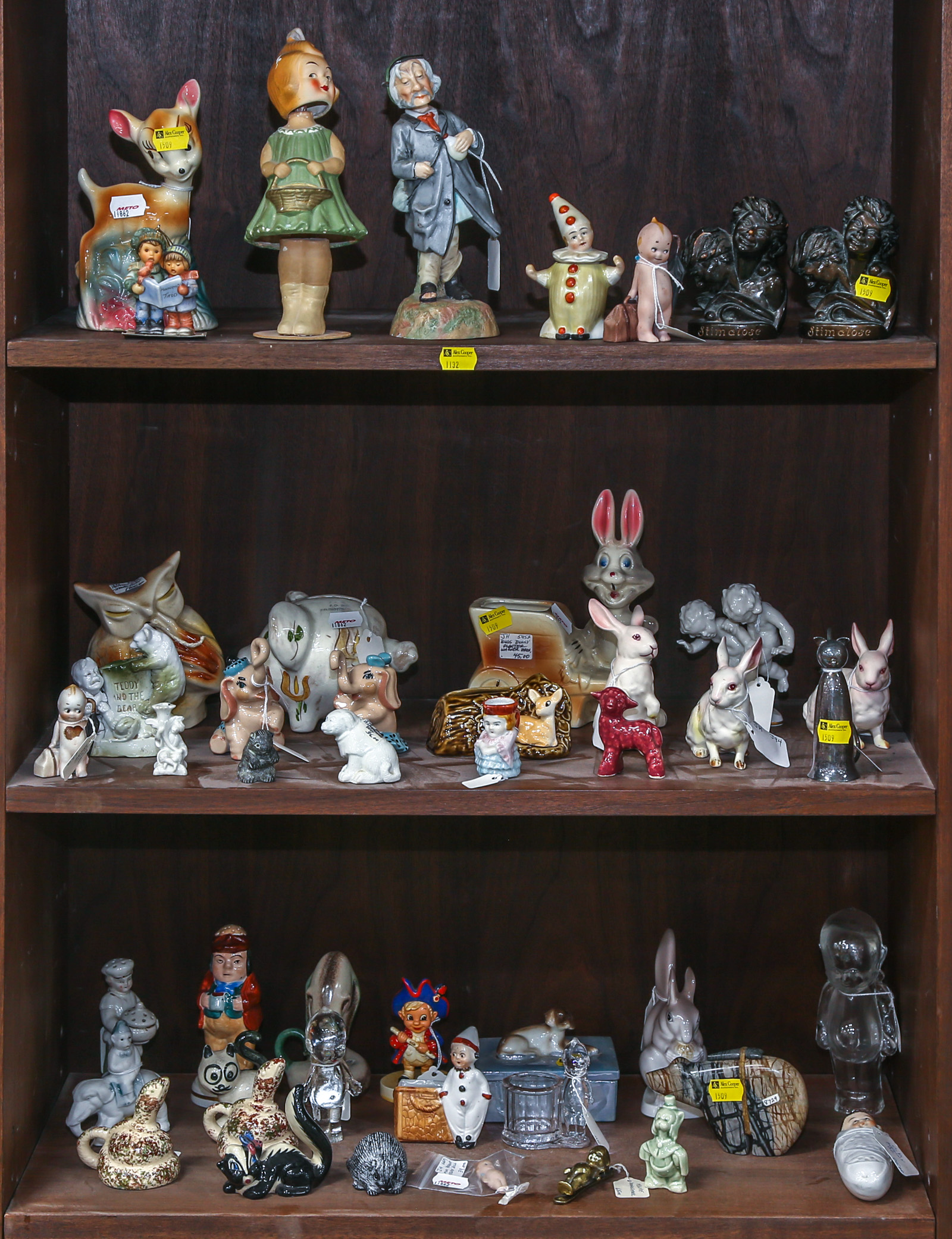 SELECTION OF CERAMIC & GLASS COLLECTIBLES