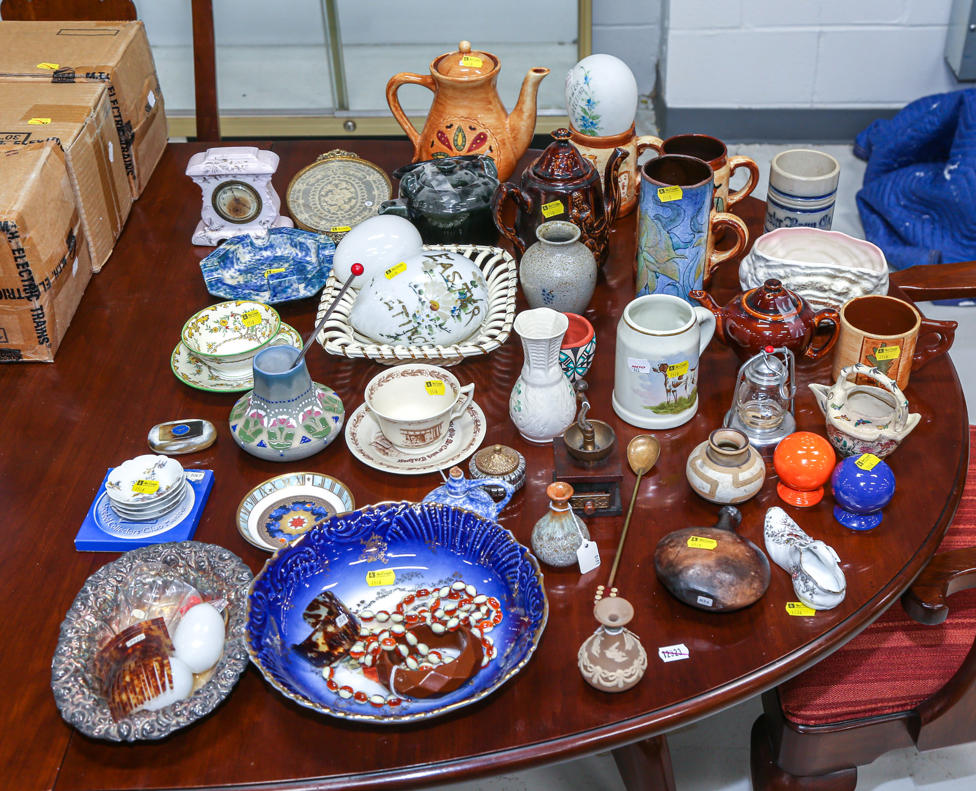 SELECTION OF ART POTTERY & OTHER COLLECTIBLES