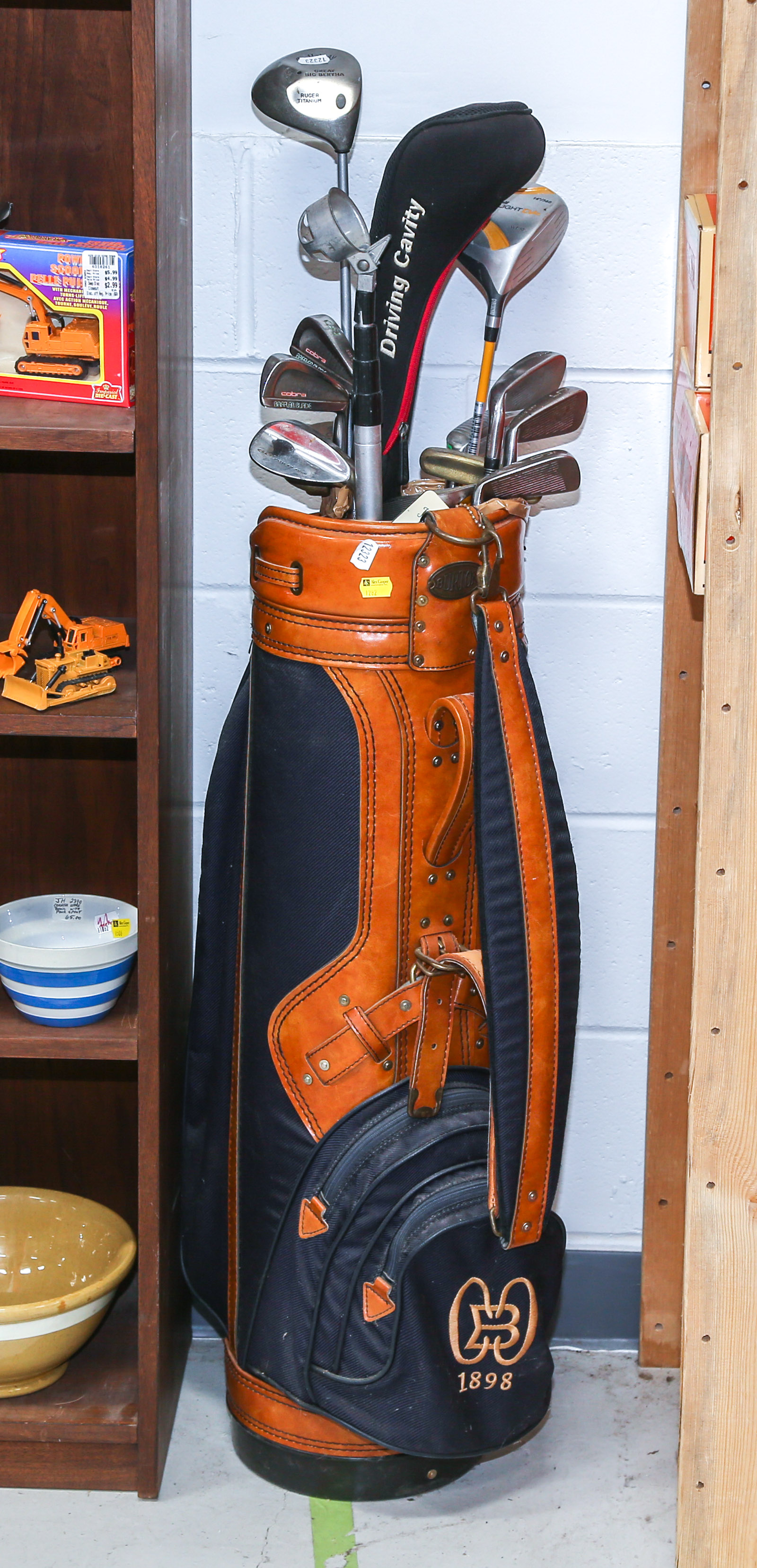 GROUP OF GOLF CLUBS WITH BAG An assembled