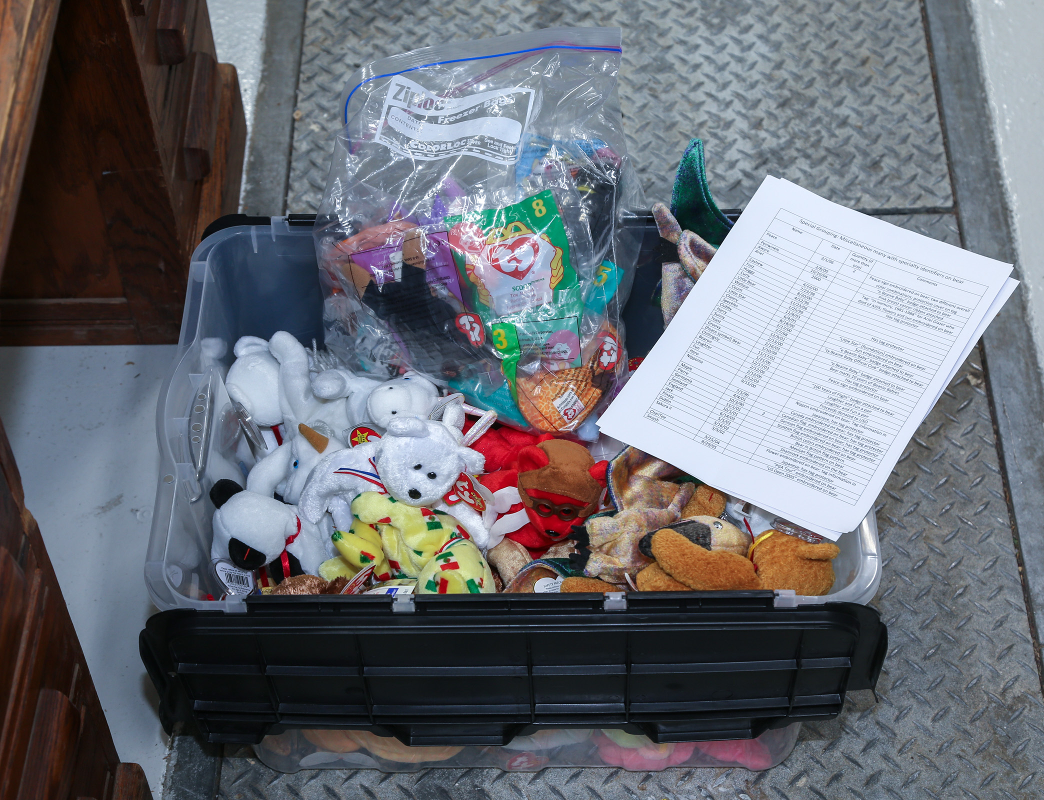 LARGE BIN OF BEANIE BABIES & TEENIE